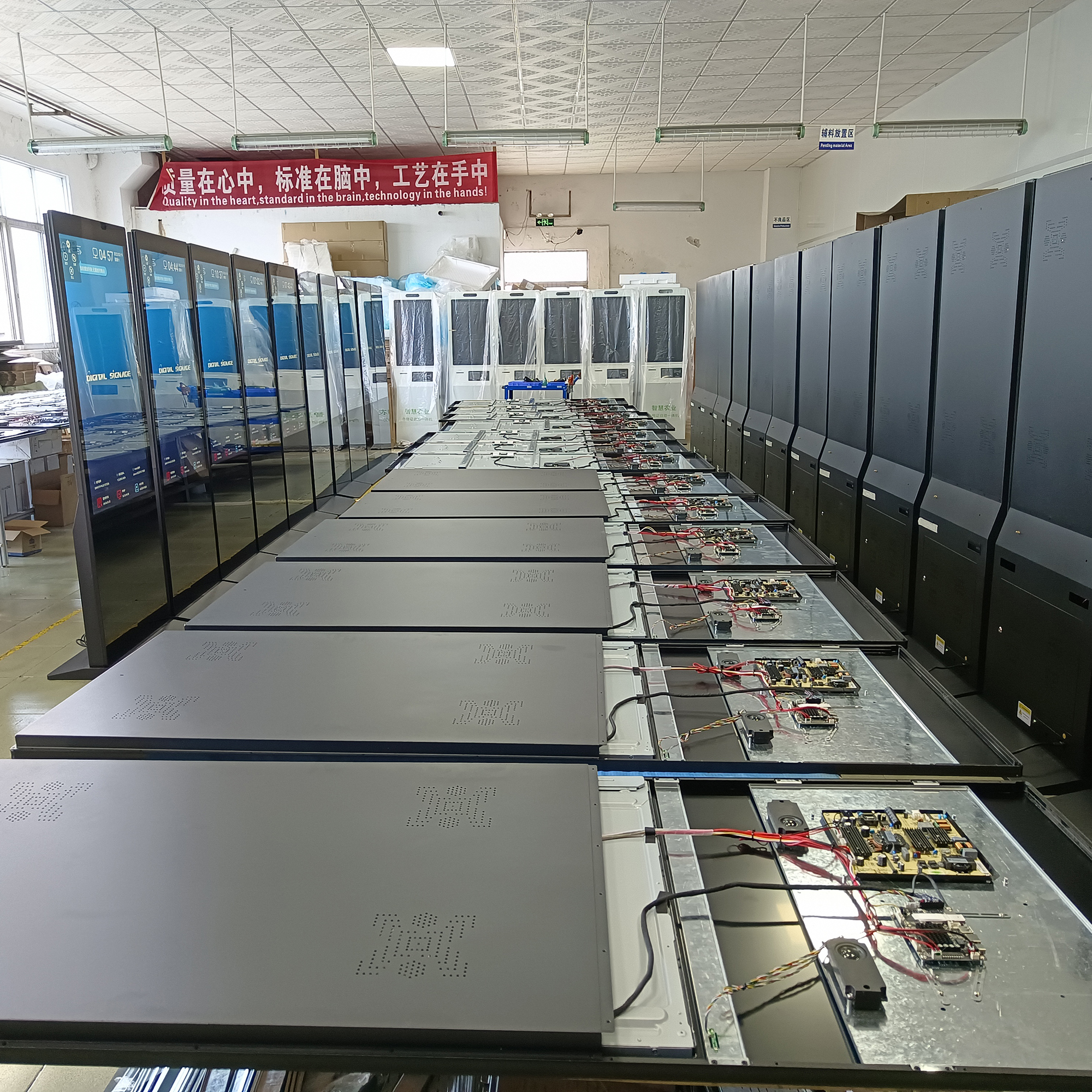Écran vidéo industriel de kiosque d'affichage à cristaux liquides de publicité d'intérieur de 49 ''